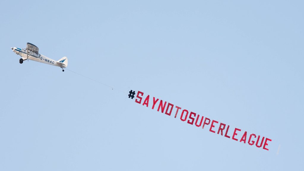 Real Madrid, Superliga, Arsenal, Chelsea, Liverpool, Manchester City, Manchester United, Tottenham, aficionados en contra, avion, protesta.