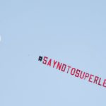 Real Madrid, Superliga, Arsenal, Chelsea, Liverpool, Manchester City, Manchester United, Tottenham, aficionados en contra, avion, protesta.