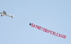 Real Madrid, Superliga, Arsenal, Chelsea, Liverpool, Manchester City, Manchester United, Tottenham, aficionados en contra, avion, protesta.