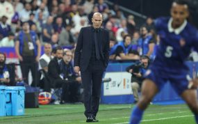 Zinedine Zidane observa el juego de Francia, con Jules Koundé en primer término, durante el partido de la Nations League 2026/27 frente a Bélgica disputado en Saint-Denis.