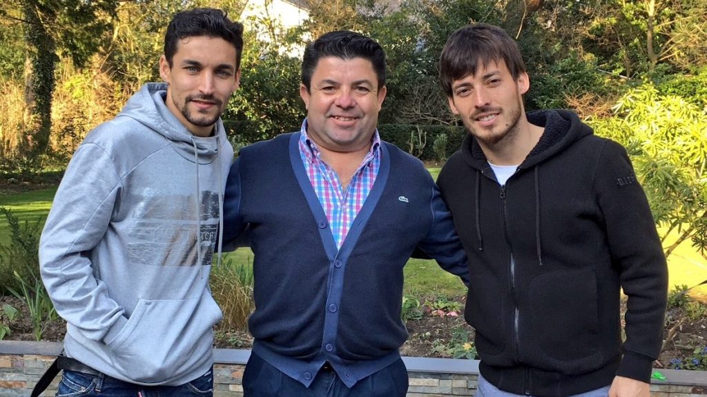 Antonio Fernández posa junto a Jesús Navas y David Silva en una foto de archivo.