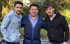 Antonio Fernández posa junto a Jesús Navas y David Silva en una foto de archivo.