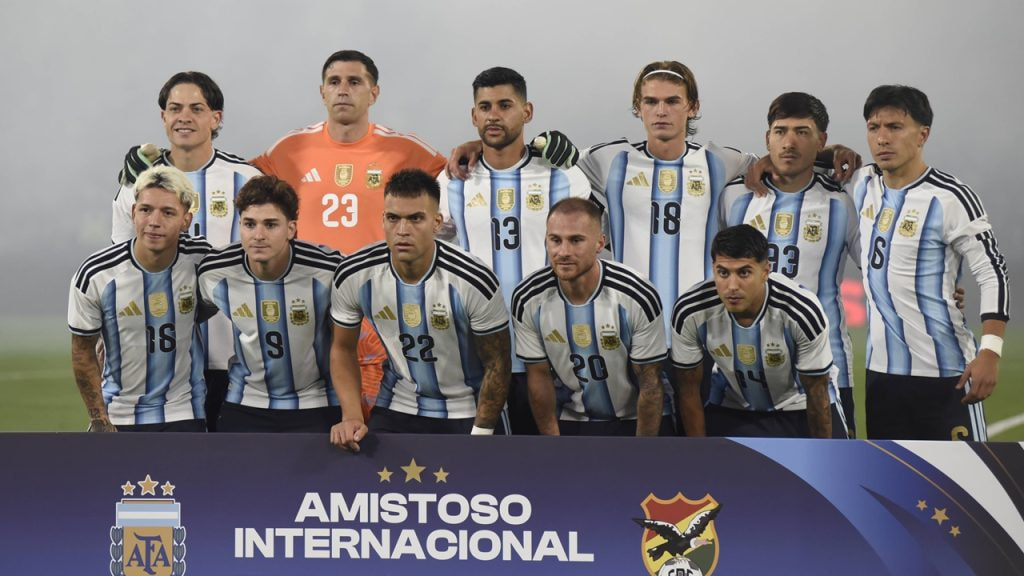 Los once futbolistas titulares de Argentina posan antes del partido amistoso frente a Bolivia.