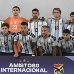 Los once futbolistas titulares de Argentina posan antes del partido amistoso frente a Bolivia.