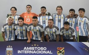 Los once futbolistas titulares de Argentina posan antes del partido amistoso frente a Bolivia.