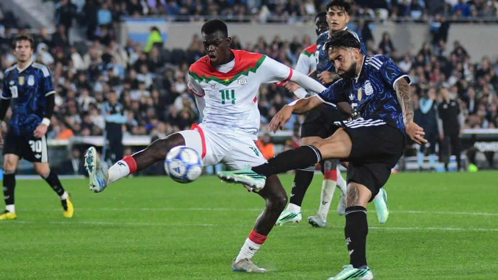 Nico González pone un centro al área ante un rival de la selección sub-23 de Burkina Faso en el partido amistoso de Argentina disputado en el Estadio Monumental.