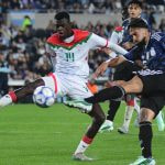 Nico González pone un centro al área ante un rival de la selección sub-23 de Burkina Faso en el partido amistoso de Argentina disputado en el Estadio Monumental.