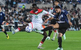 Nico González pone un centro al área ante un rival de la selección sub-23 de Burkina Faso en el partido amistoso de Argentina disputado en el Estadio Monumental.
