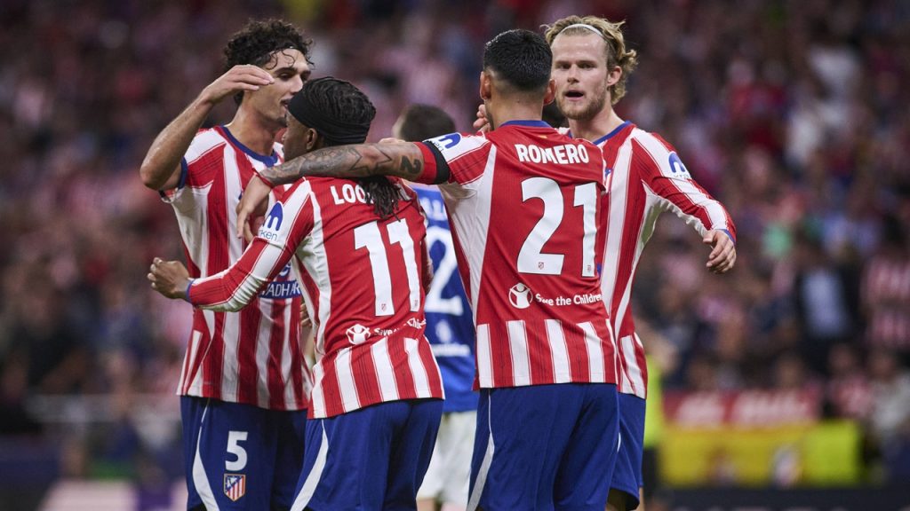 Johnny Cardoso, Cristian Romero y Morten Hjulmand celebran con Ademola Lookman el gol del nigeriano, el cual supuso el definitivo 2-0 entre el Atlético de Madrid y el Manchester United en la Champions League 2026/27.