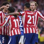 Johnny Cardoso, Cristian Romero y Morten Hjulmand celebran con Ademola Lookman el gol del nigeriano, el cual supuso el definitivo 2-0 entre el Atlético de Madrid y el Manchester United en la Champions League 2026/27.