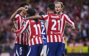 Johnny Cardoso, Cristian Romero y Morten Hjulmand celebran con Ademola Lookman el gol del nigeriano, el cual supuso el definitivo 2-0 entre el Atlético de Madrid y el Manchester United en la Champions League 2026/27.