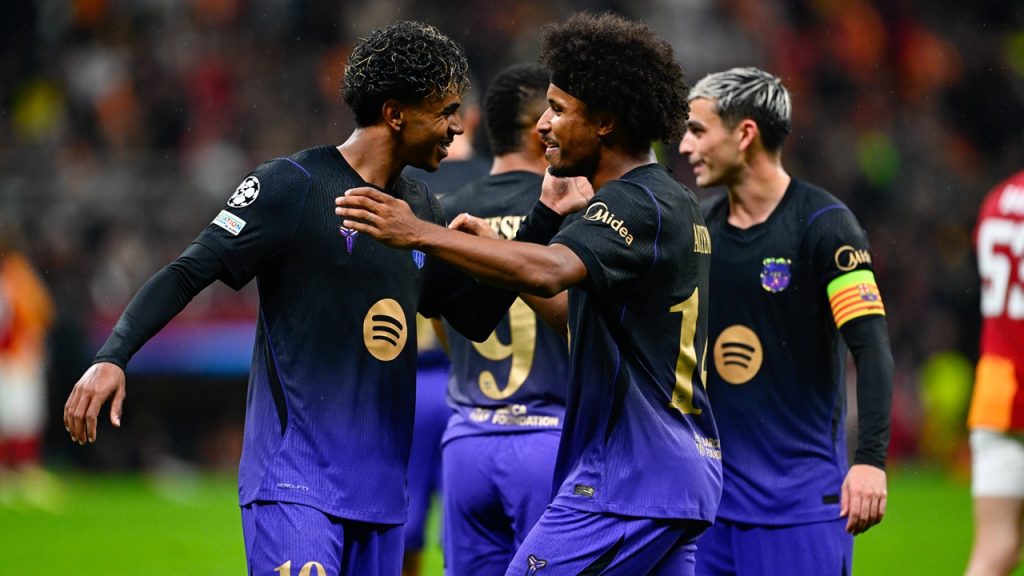 Lamine Yamal festeja junto a Karim Adeyemi el gol del alemán en la victoria por 1-4 del FC Barcelona frente al Galatasaray en la Champions League 2026/27.
