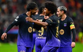 Lamine Yamal festeja junto a Karim Adeyemi el gol del alemán en la victoria por 1-4 del FC Barcelona frente al Galatasaray en la Champions League 2026/27.