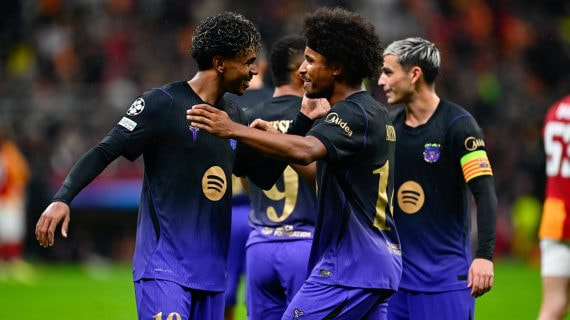 Lamine Yamal festeja junto a Karim Adeyemi el gol del alemán en la victoria por 1-4 del FC Barcelona frente al Galatasaray en la Champions League 2026/27.