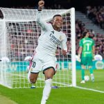 Kylian Mbappé celebra el primero de sus dos goles en la victoria por 1-2 del Real Madrid ante el FC Barcelona en LaLiga 2026/27.