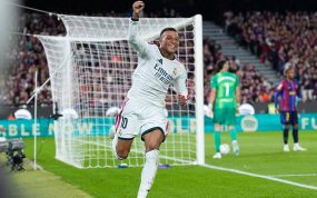 Kylian Mbappé celebra el primero de sus dos goles en la victoria por 1-2 del Real Madrid ante el FC Barcelona en LaLiga 2026/27.