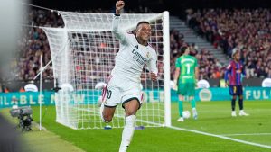 Mbappé y el plan de Mourinho silencian al Barça en el Camp Nou