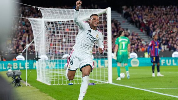 Kylian Mbappé celebra el primero de sus dos goles en la victoria por 1-2 del Real Madrid ante el FC Barcelona en LaLiga 2026/27.