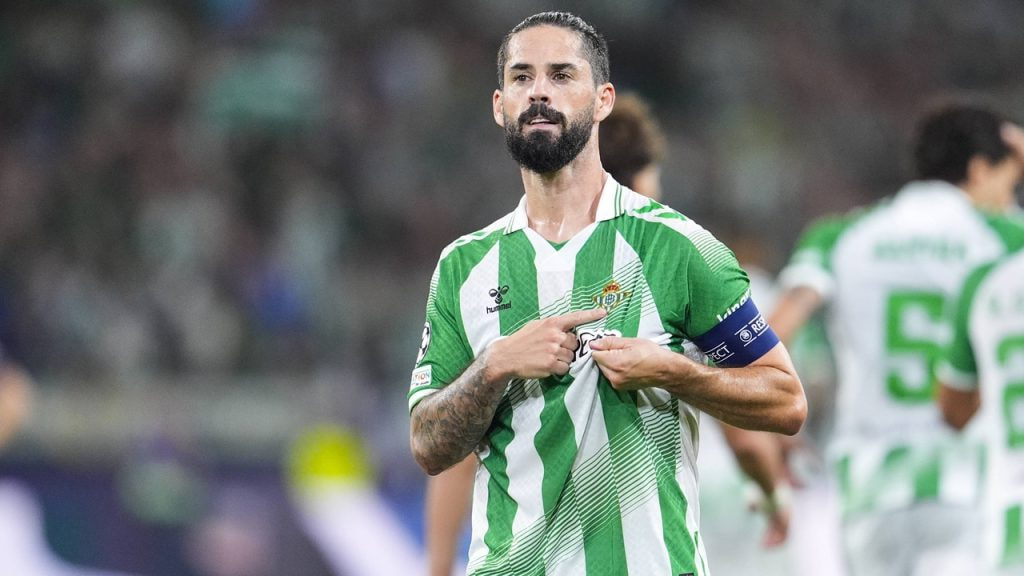 Isco se señala el escudo del Real Betis tras anotar de penalti el gol de la victoria por 3-2 de su equipo ante el Porto en la Champions League 2026/27.