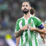 Isco se señala el escudo del Real Betis tras anotar de penalti el gol de la victoria por 3-2 de su equipo ante el Porto en la Champions League 2026/27.