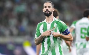 Isco se señala el escudo del Real Betis tras anotar de penalti el gol de la victoria por 3-2 de su equipo ante el Porto en la Champions League 2026/27.