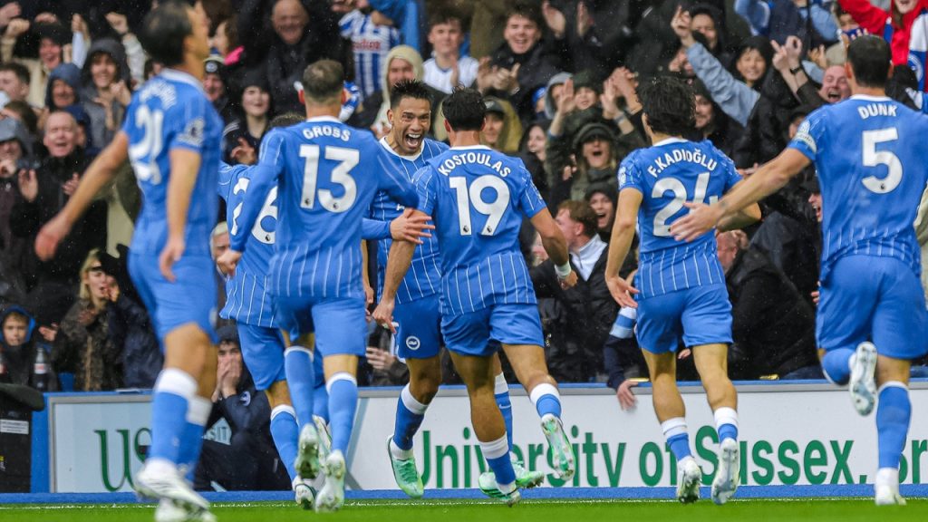 Diego Gómez celebra junto a sus compañeros el gol que anotó desde el centro del campo en la victoria del Brighton por 5-0 frente al Crystal Palace en la Premier League 2026/27.