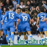 Diego Gómez celebra junto a sus compañeros el gol que anotó desde el centro del campo en la victoria del Brighton por 5-0 frente al Crystal Palace en la Premier League 2026/27.