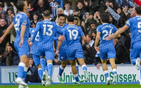 Diego Gómez celebra junto a sus compañeros el gol que anotó desde el centro del campo en la victoria del Brighton por 5-0 frente al Crystal Palace en la Premier League 2026/27.