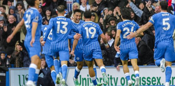 Diego Gómez celebra junto a sus compañeros el gol que anotó desde el centro del campo en la victoria del Brighton por 5-0 frente al Crystal Palace en la Premier League 2026/27.