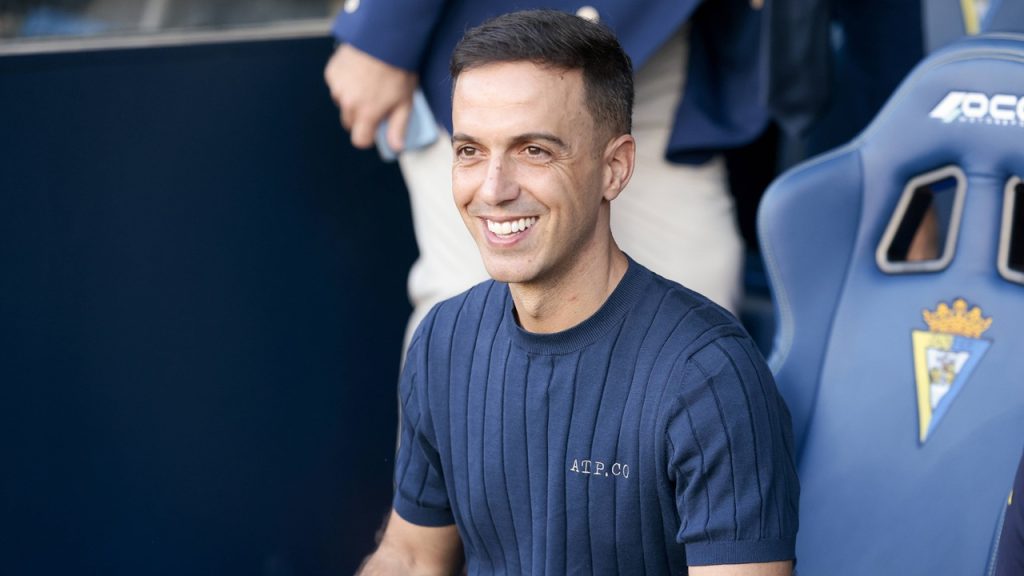 Borja Jiménez, sentado en el banquillo local del Nuevo Mirandilla, durante el partido entre el Cádiz y el Ceuta de LaLiga HyperMotion 2026/27.