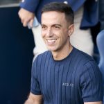 Borja Jiménez, sentado en el banquillo local del Nuevo Mirandilla, durante el partido entre el Cádiz y el Ceuta de LaLiga HyperMotion 2026/27.