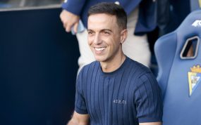 Borja Jiménez, sentado en el banquillo local del Nuevo Mirandilla, durante el partido entre el Cádiz y el Ceuta de LaLiga HyperMotion 2026/27.