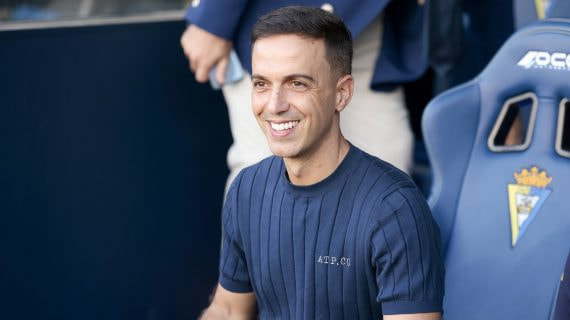 Borja Jiménez, sentado en el banquillo local del Nuevo Mirandilla, durante el partido entre el Cádiz y el Ceuta de LaLiga HyperMotion 2026/27.