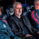 José Mourinho, junto a dos de sus ayudantes, sentado en el banquillo del Camp Nou durante el partido entre el FC Barcelona y el Real Madrid de LaLiga 2026/27.
