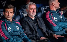 José Mourinho, junto a dos de sus ayudantes, sentado en el banquillo del Camp Nou durante el partido entre el FC Barcelona y el Real Madrid de LaLiga 2026/27.