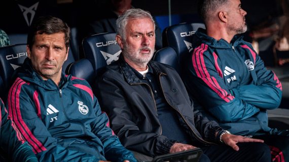 José Mourinho, junto a dos de sus ayudantes, sentado en el banquillo del Camp Nou durante el partido entre el FC Barcelona y el Real Madrid de LaLiga 2026/27.