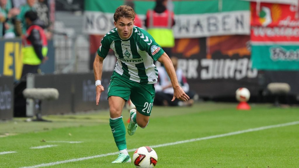Chuki conduce el balón durante un partido de la Bundesliga 2026/27 entre su equipo, el Werder Bremen, y el Augsburgo.