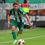 Chuki conduce el balón durante un partido de la Bundesliga 2026/27 entre su equipo, el Werder Bremen, y el Augsburgo.