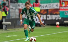 Chuki conduce el balón durante un partido de la Bundesliga 2026/27 entre su equipo, el Werder Bremen, y el Augsburgo.
