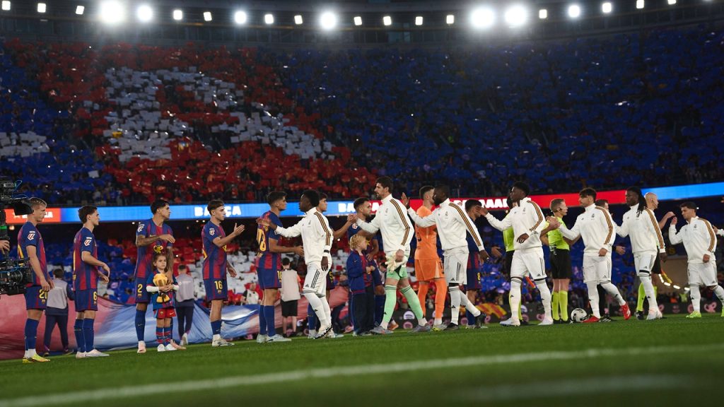 Los futbolistas del FC Barcelona y del Real Madrid se saludan justo antes de empezar el partido en el Camp Nou correspondiente a LaLiga 2025/26,