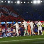 Los futbolistas del FC Barcelona y del Real Madrid se saludan justo antes de empezar el partido en el Camp Nou correspondiente a LaLiga 2025/26,