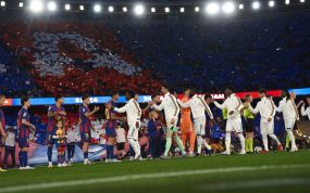 Los futbolistas del FC Barcelona y del Real Madrid se saludan justo antes de empezar el partido en el Camp Nou correspondiente a LaLiga 2025/26,