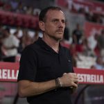 Alberto González, de pie, frente al banquillo del Albacete en el partido de LaLiga HyperMotion 2026/27 disputado por su equipo frente al Girona en Montlivi.