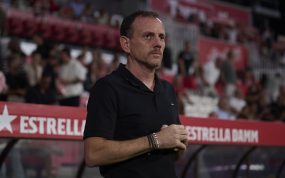 Alberto González, de pie, frente al banquillo del Albacete en el partido de LaLiga HyperMotion 2026/27 disputado por su equipo frente al Girona en Montlivi.