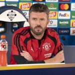 Michael Carrick, entrenador del Manchester United, durante la rueda de prensa previa al partido ante el Como en Italia de la Champions League 2026/27.