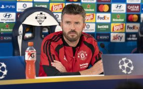 Michael Carrick, entrenador del Manchester United, durante la rueda de prensa previa al partido ante el Como en Italia de la Champions League 2026/27.