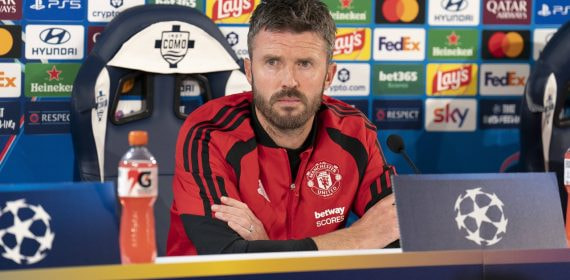 Michael Carrick, entrenador del Manchester United, durante la rueda de prensa previa al partido ante el Como en Italia de la Champions League 2026/27.