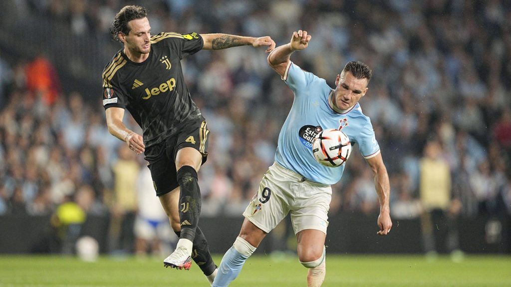 Ferran Jutglà disputa un balón con Federico Gatti en el Celta - Juventus de la fase de liga de la Europa League 2026/27.