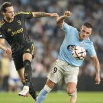 Ferran Jutglà disputa un balón con Federico Gatti en el Celta - Juventus de la fase de liga de la Europa League 2026/27.