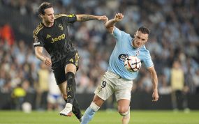 Ferran Jutglà disputa un balón con Federico Gatti en el Celta - Juventus de la fase de liga de la Europa League 2026/27.